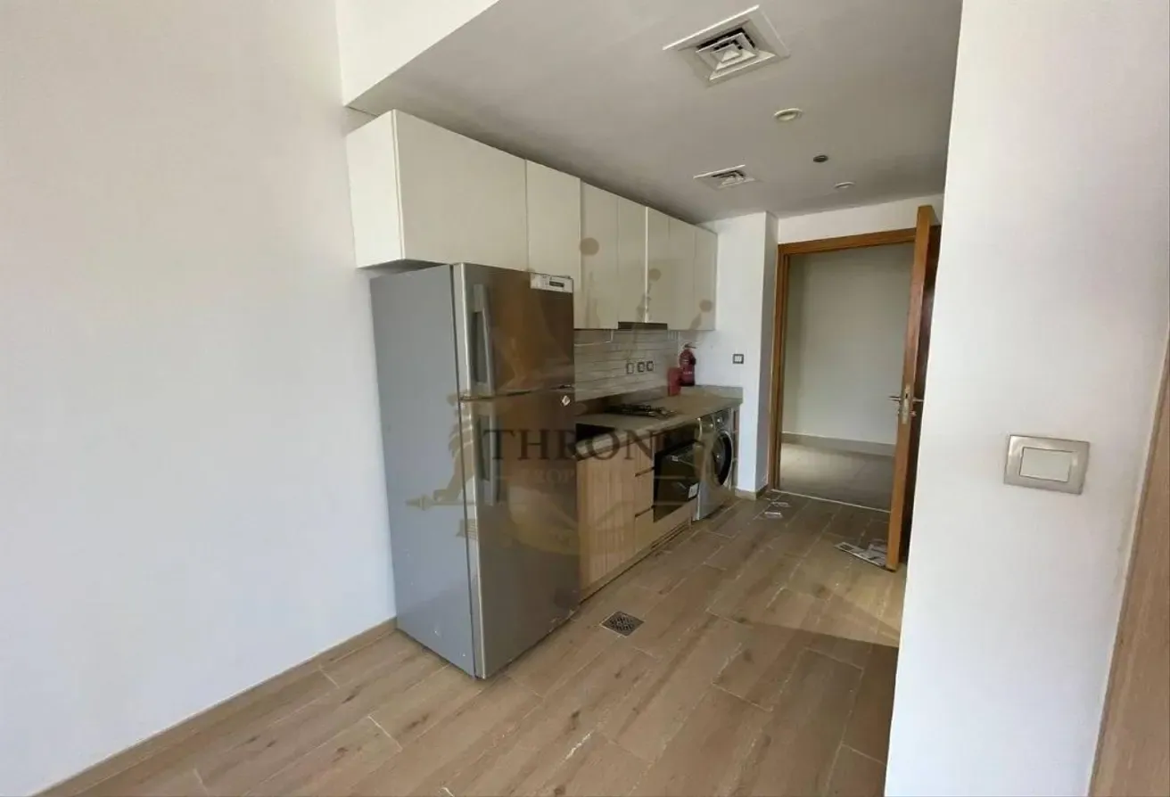 Vacant Studio | Steps from Metro | High Floor