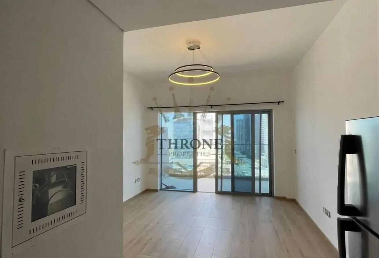 Vacant Studio | Steps from Metro | High Floor