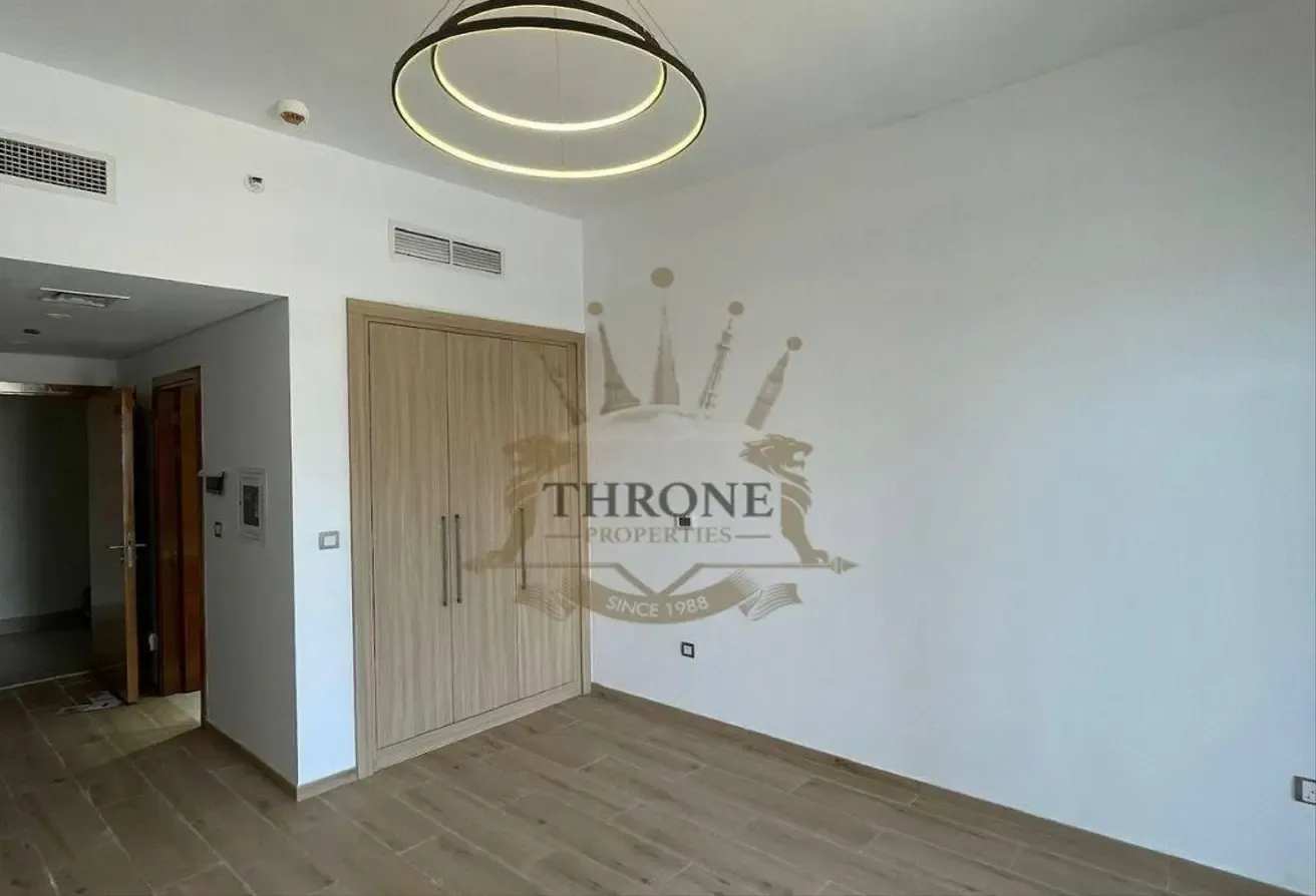 Vacant Studio | Steps from Metro | High Floor
