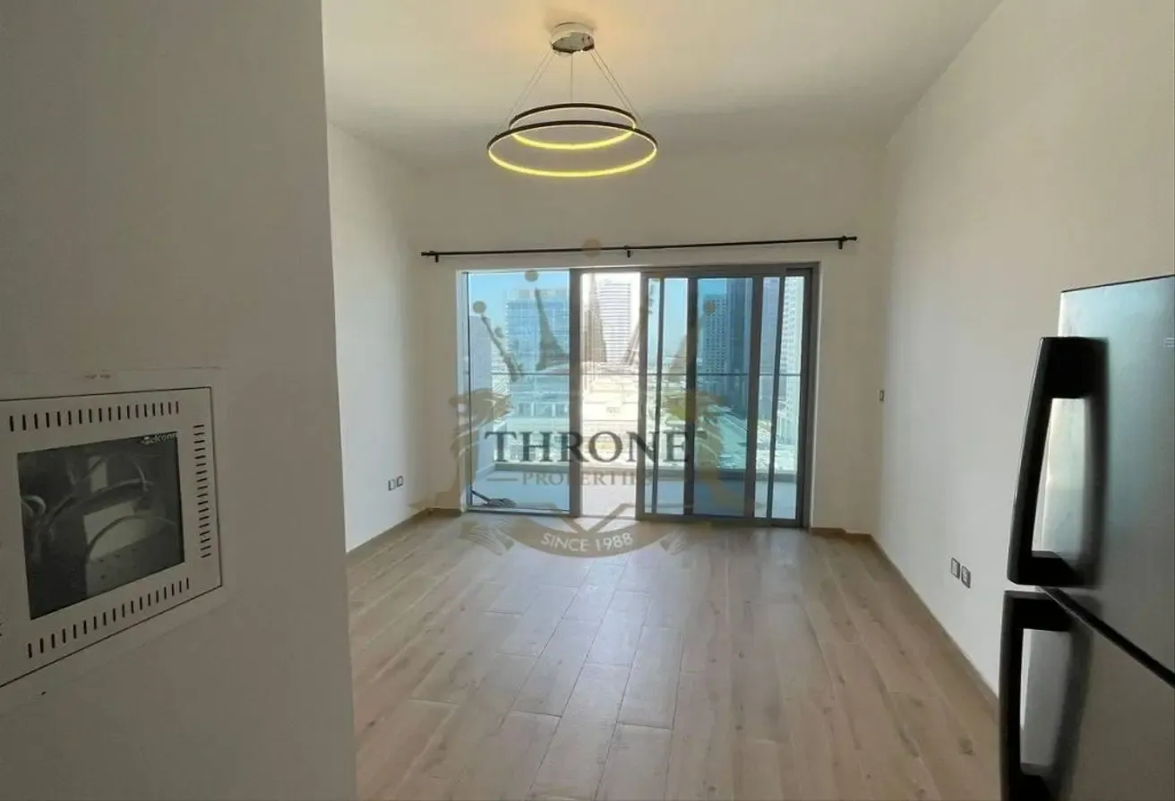 Vacant Studio | Steps from Metro | High Floor