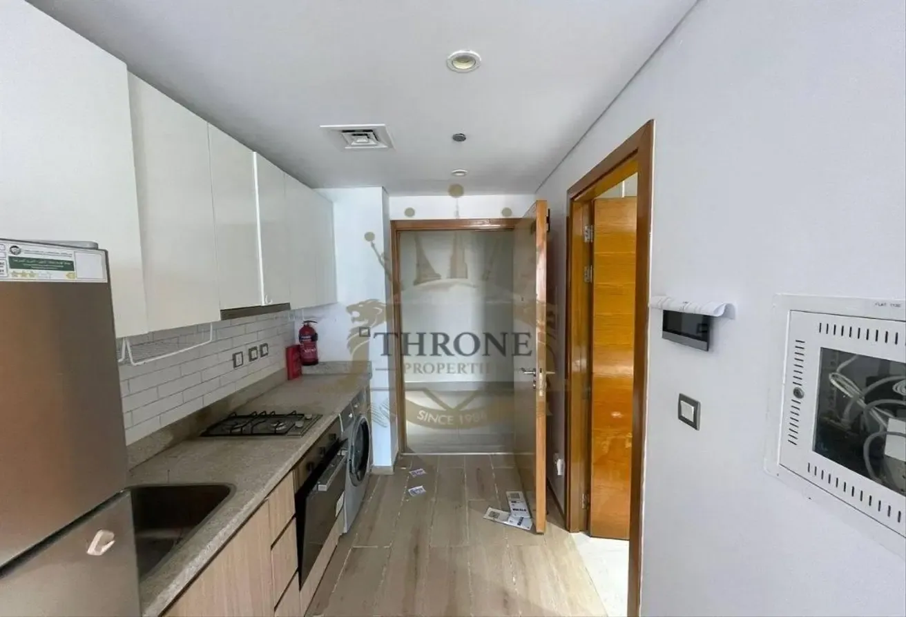 Vacant Studio | Steps from Metro | High Floor
