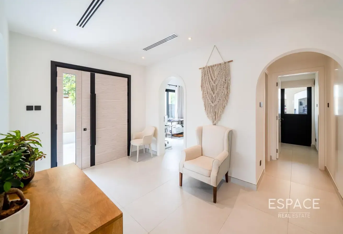 Exclusive | Fully Upgraded | Lake View