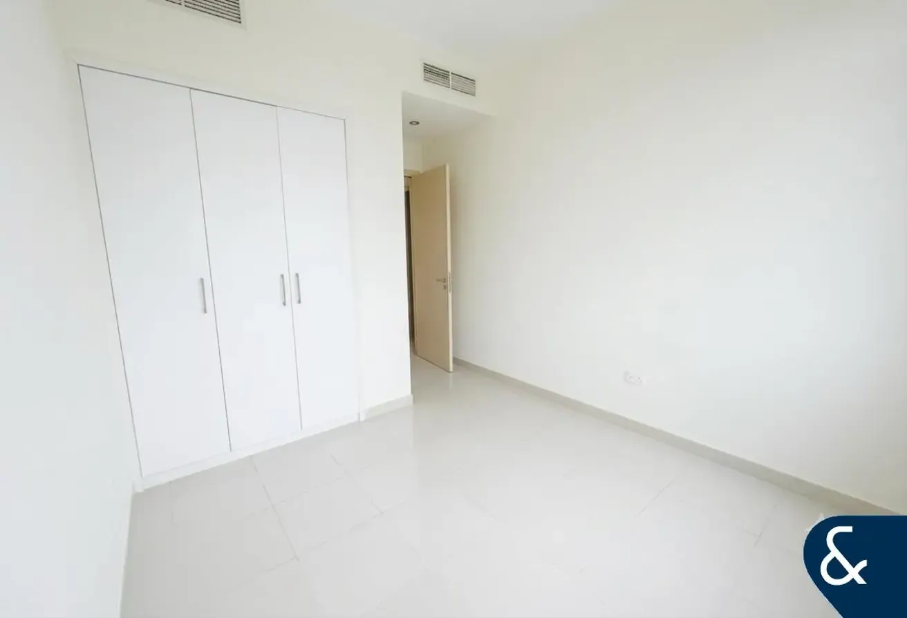 Single Row | Vacant October | Landscaped