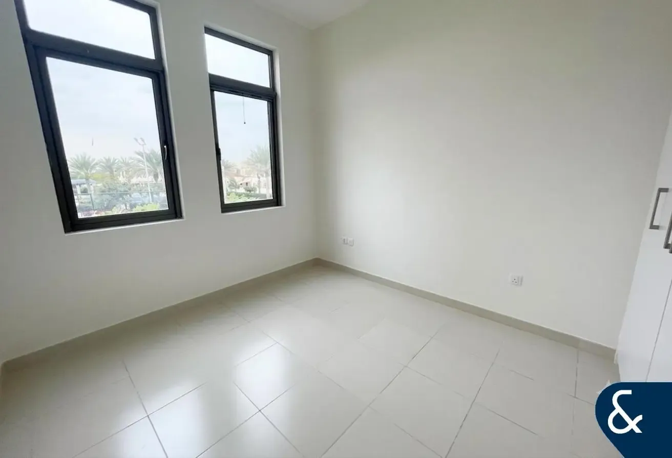 Single Row | Vacant October | Landscaped
