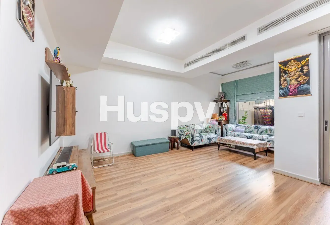 Close to Pool | Extended | Vacant On Transfer