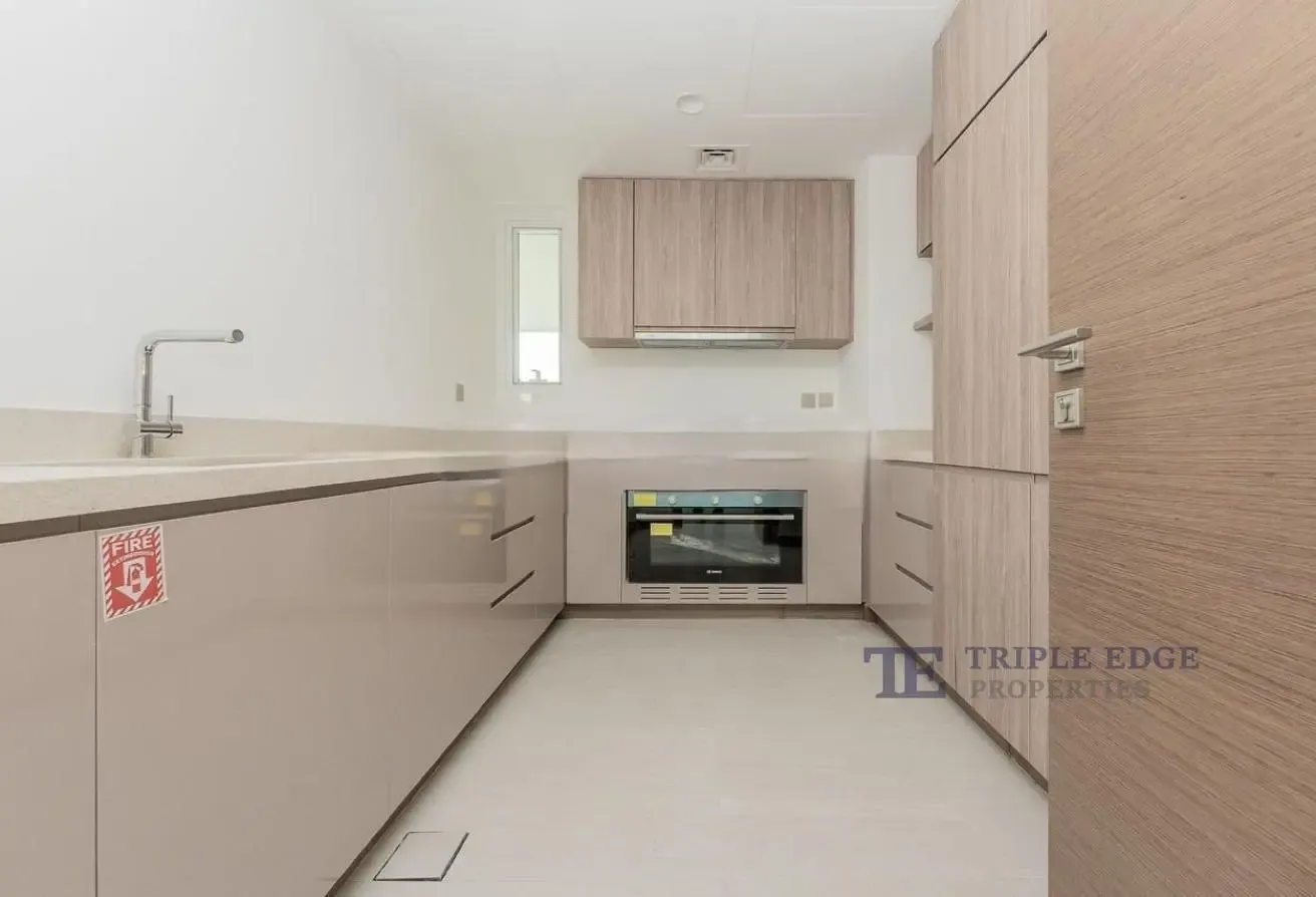 LUXURY ITALIAN LIVING | CANAL VIEW | VACANT