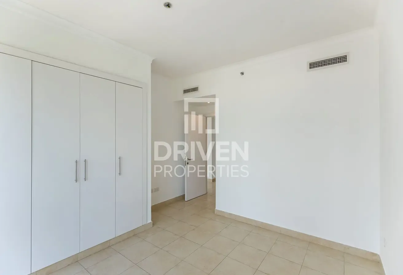 Golf and Lake View | Vacant | Spacious Layout