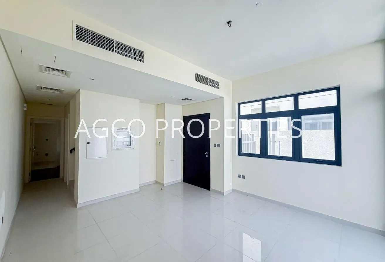 3BR+Maid | Single Row | Corner | Closed Kitchen