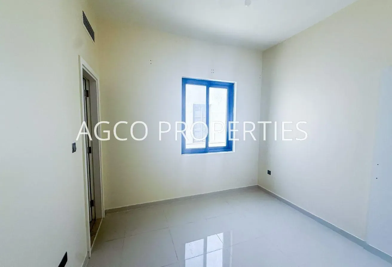 3BR+Maid | Single Row | Corner | Closed Kitchen