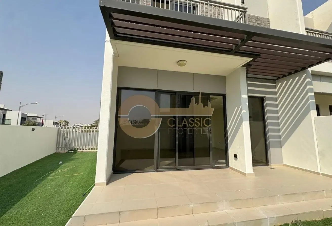 IDEAL CORNER UNIT | SINGLE ROW | BIG PLOT | VACANT