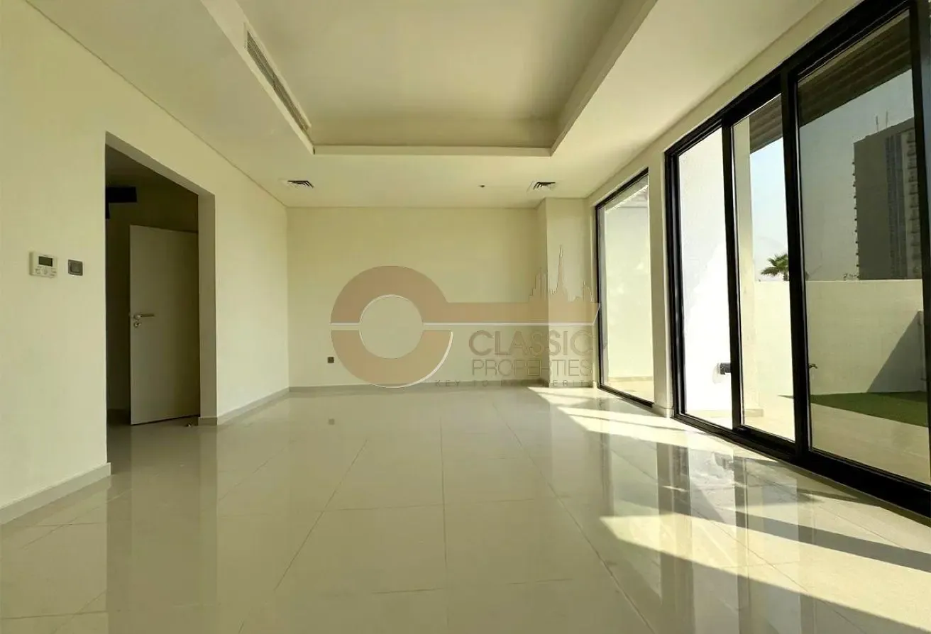 IDEAL CORNER UNIT | SINGLE ROW | BIG PLOT | VACANT
