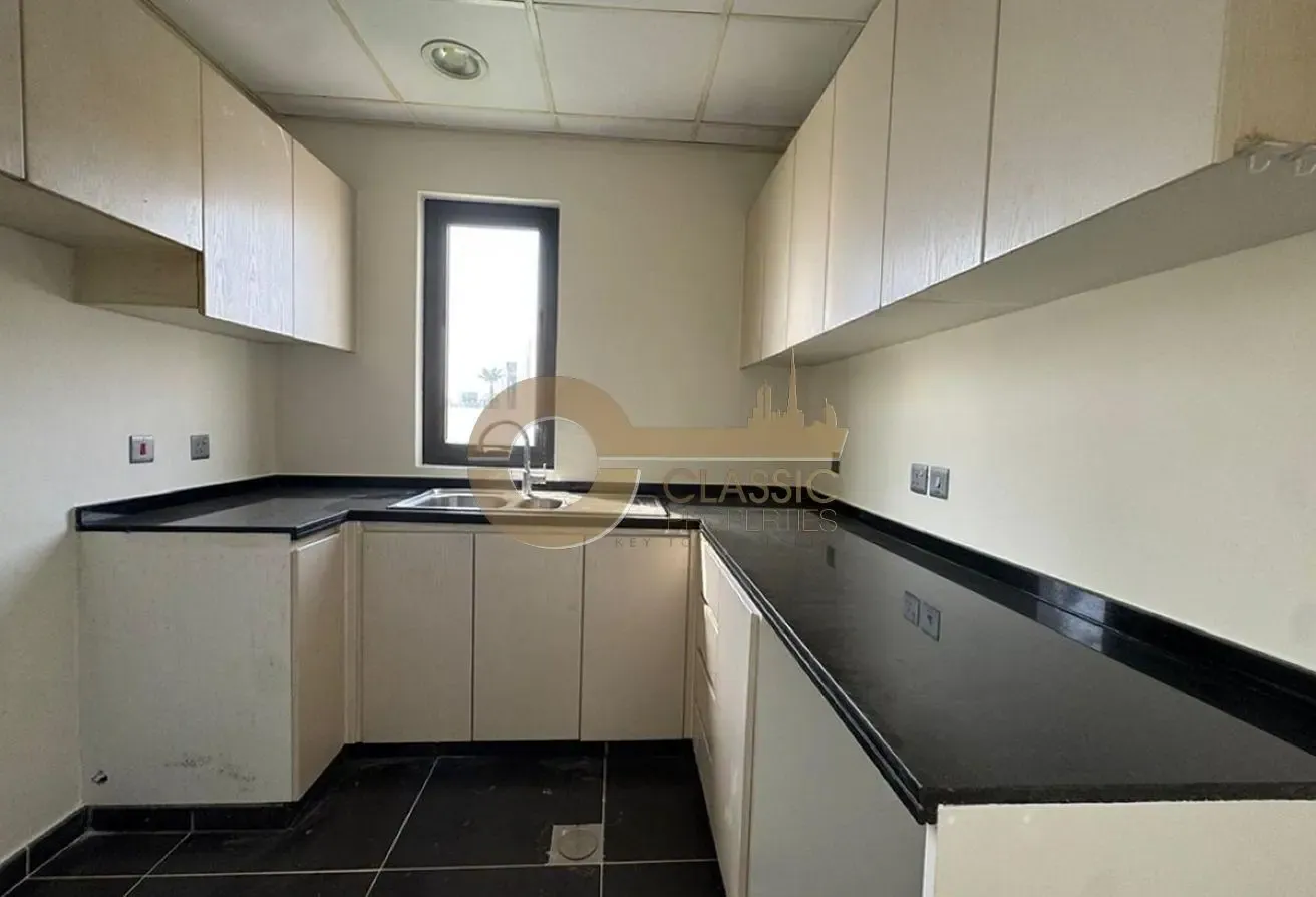 IDEAL CORNER UNIT | SINGLE ROW | BIG PLOT | VACANT