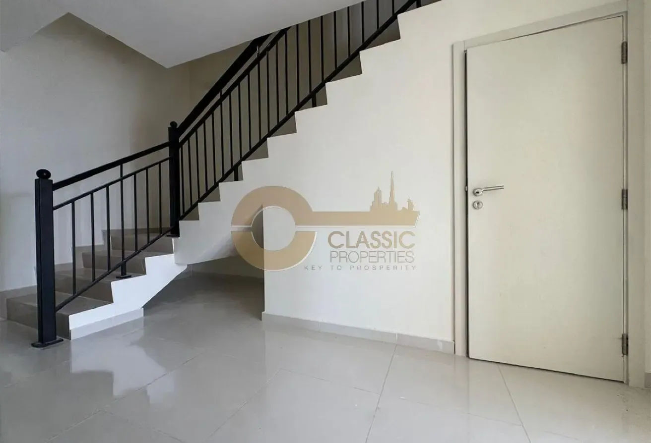 IDEAL CORNER UNIT | SINGLE ROW | BIG PLOT | VACANT