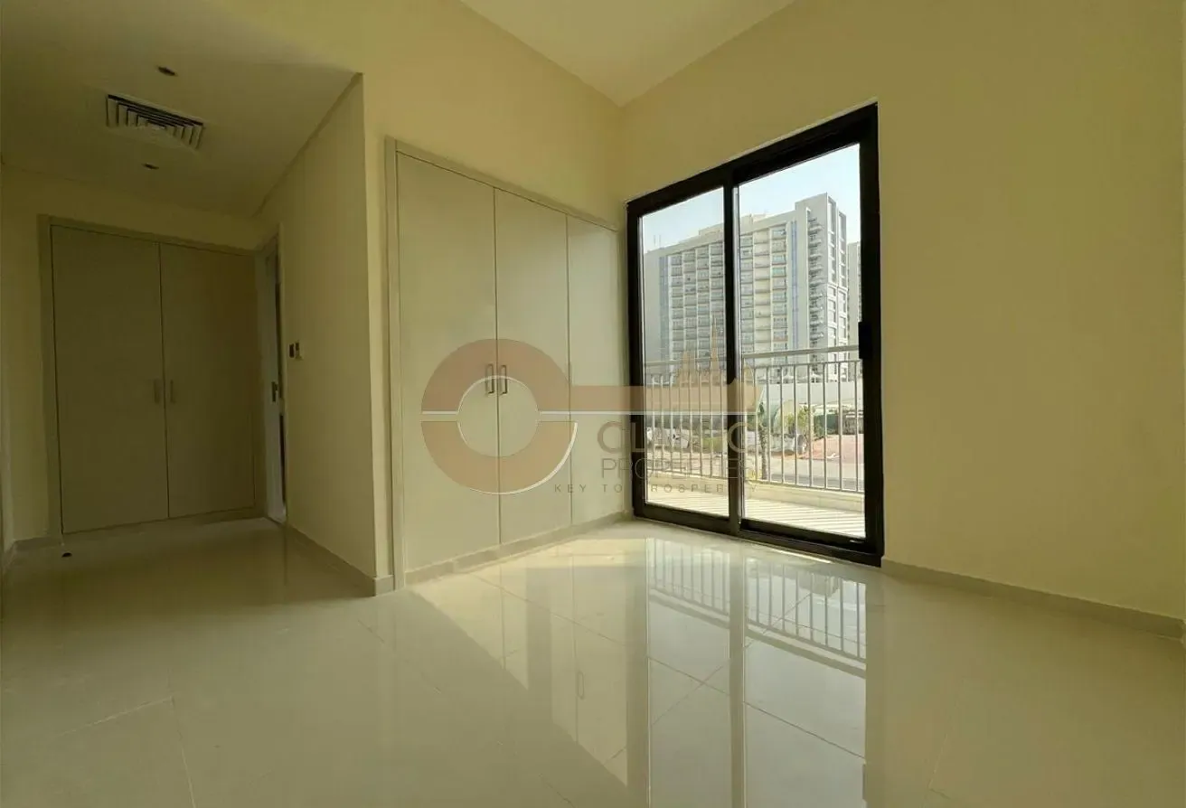 IDEAL CORNER UNIT | SINGLE ROW | BIG PLOT | VACANT