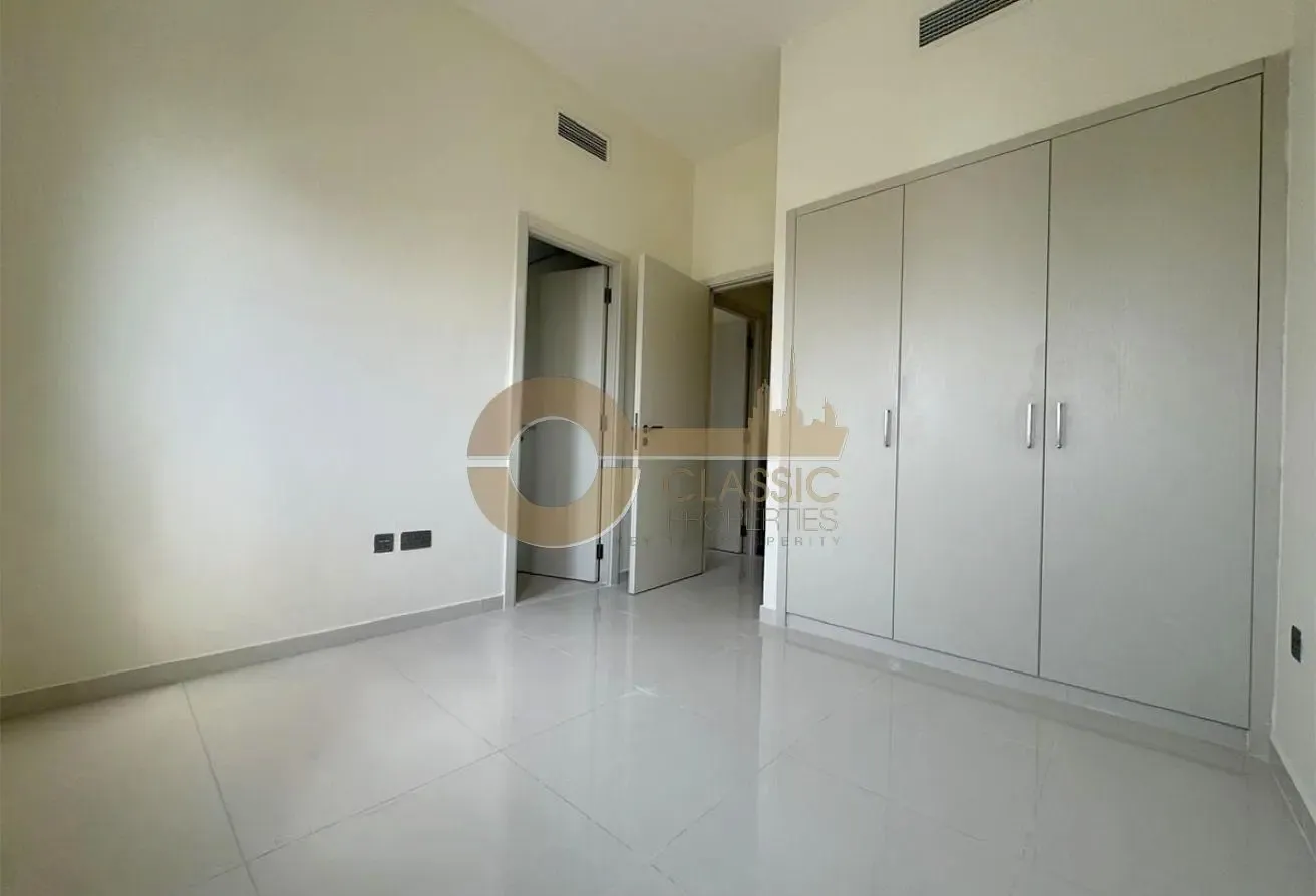 IDEAL CORNER UNIT | SINGLE ROW | BIG PLOT | VACANT