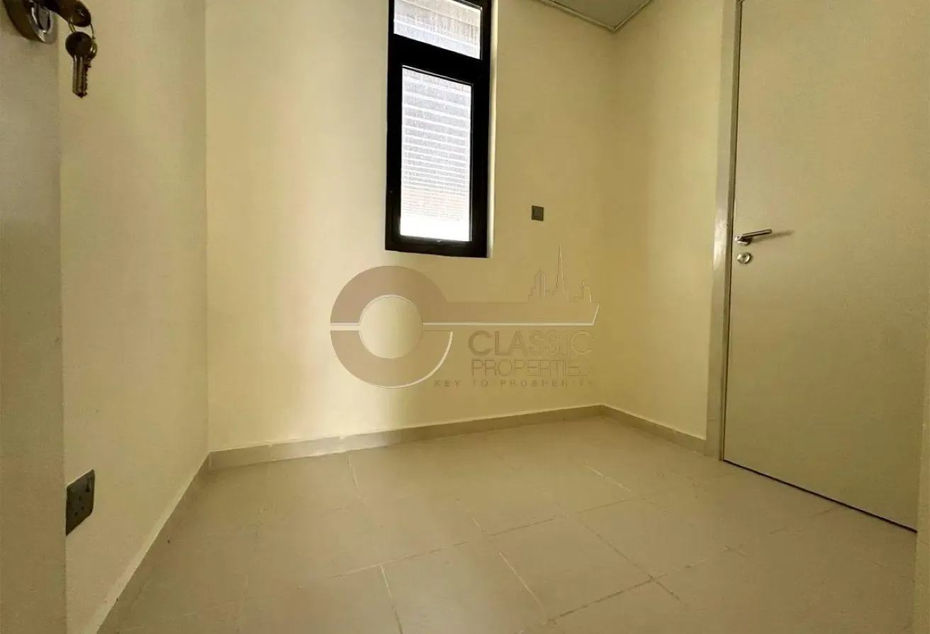 IDEAL CORNER UNIT | SINGLE ROW | BIG PLOT | VACANT