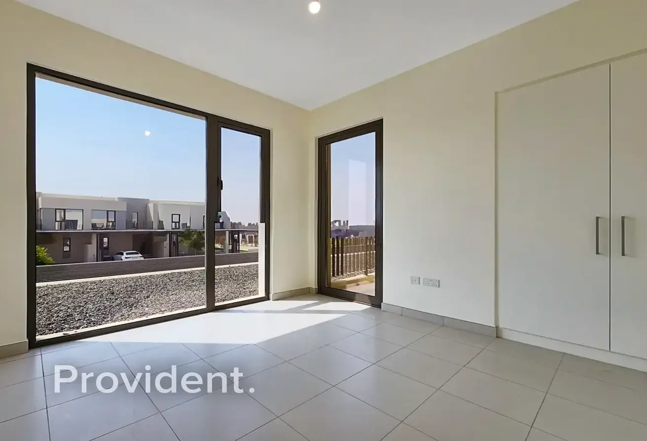 Exclusive | Single Row | Close To Amenities