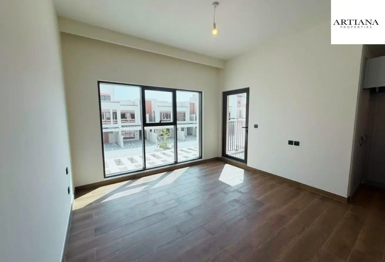 SINGLE ROW | SPACIOUS | CLOSE TO THE PARK