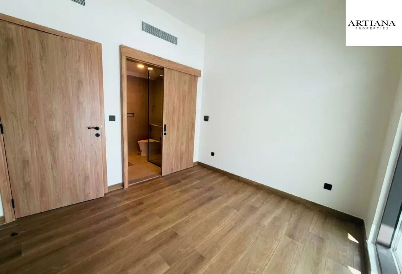 SINGLE ROW | SPACIOUS | CLOSE TO THE PARK