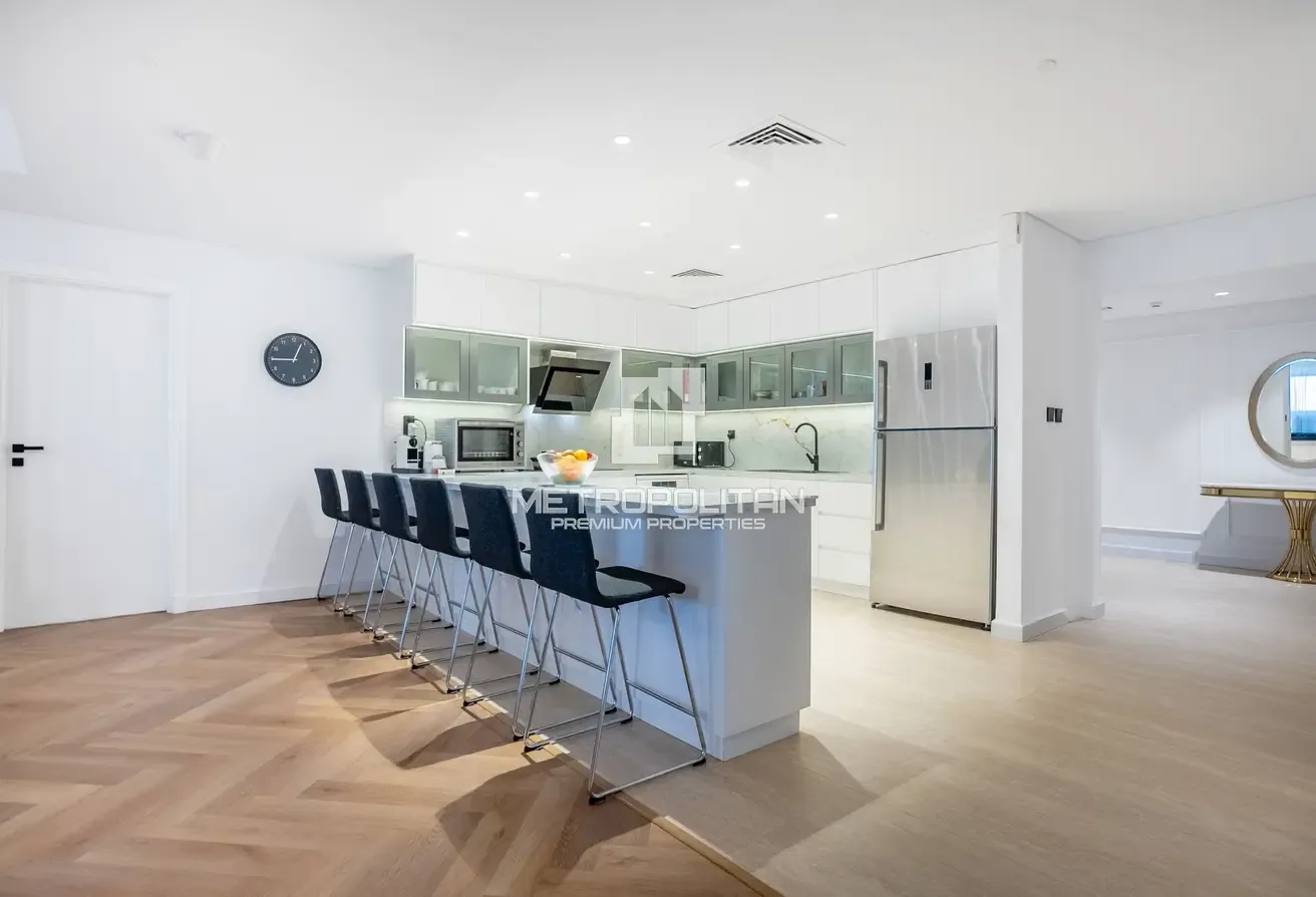 Spacious 4 BR| Upgraded| Vacant| Palm and Sea View