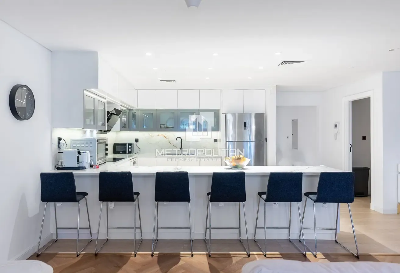 Spacious 4 BR| Upgraded| Vacant| Palm and Sea View