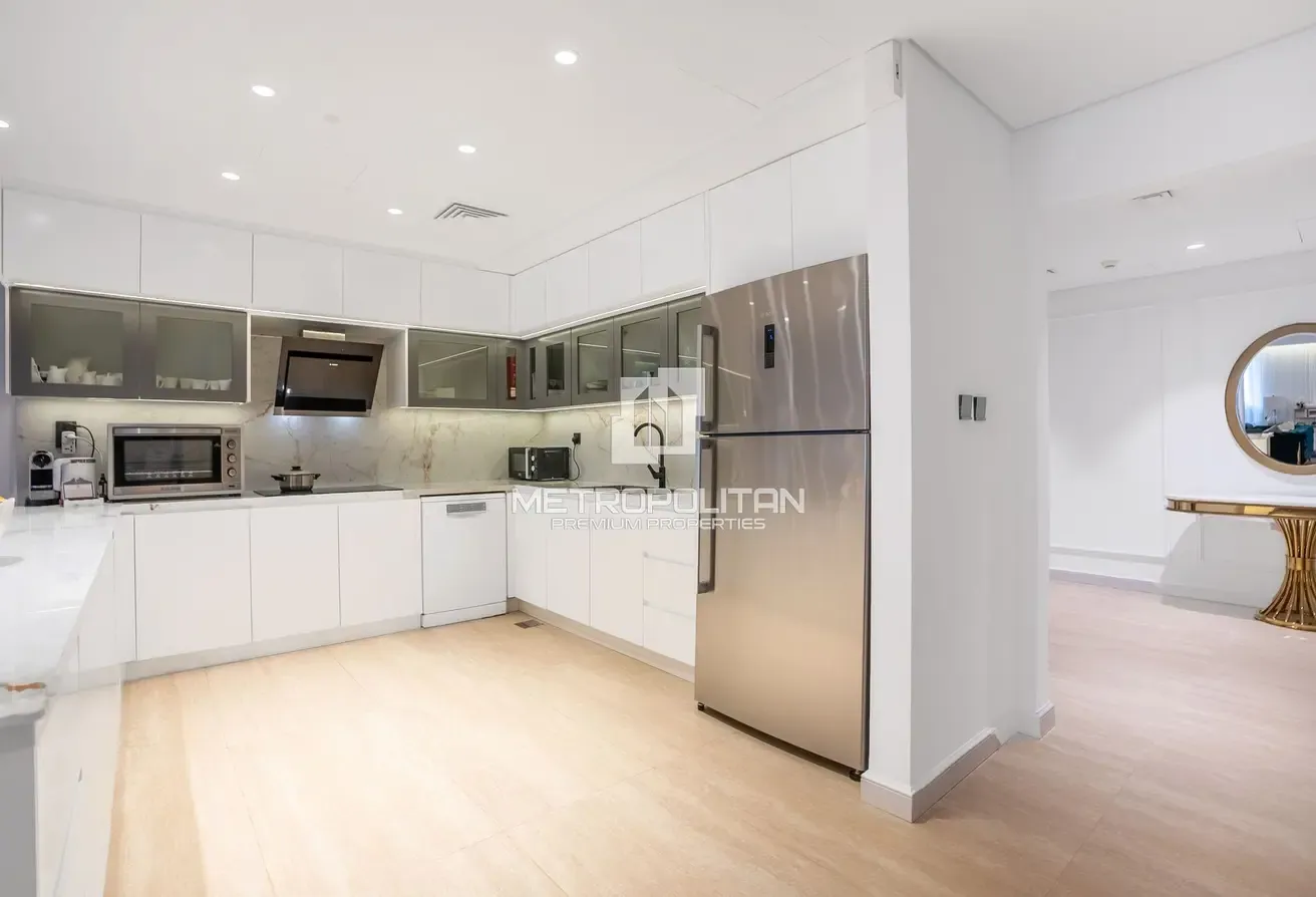 Spacious 4 BR| Upgraded| Vacant| Palm and Sea View