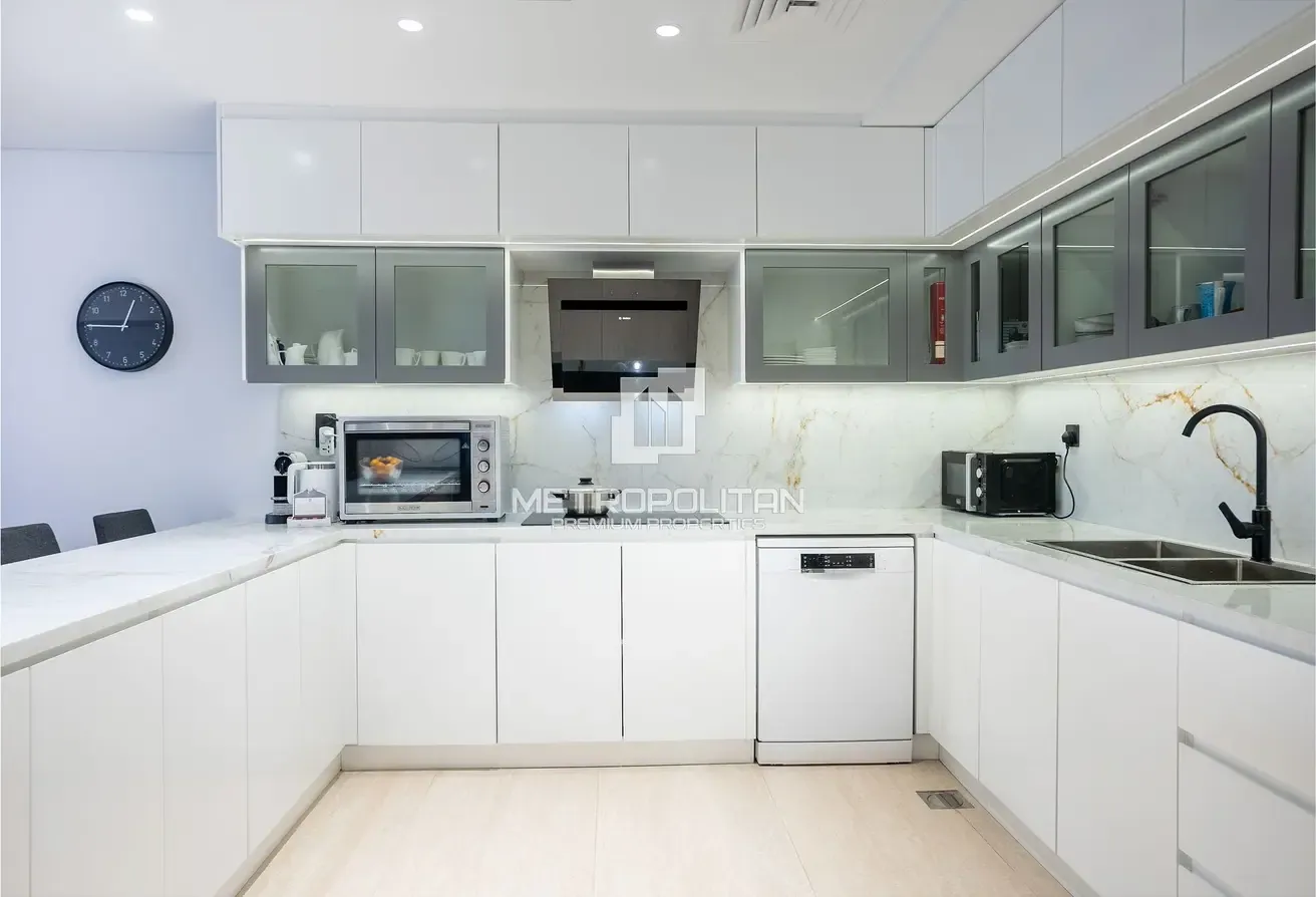 Spacious 4 BR| Upgraded| Vacant| Palm and Sea View