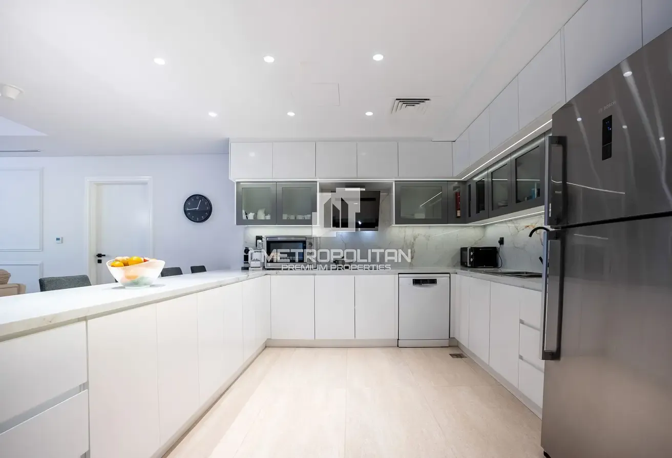 Spacious 4 BR| Upgraded| Vacant| Palm and Sea View