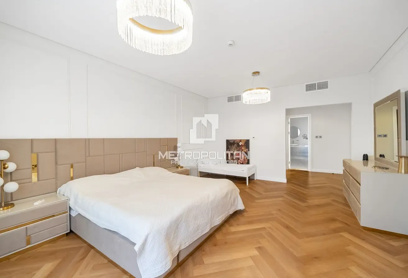 Spacious 4 BR| Upgraded| Vacant| Palm and Sea View