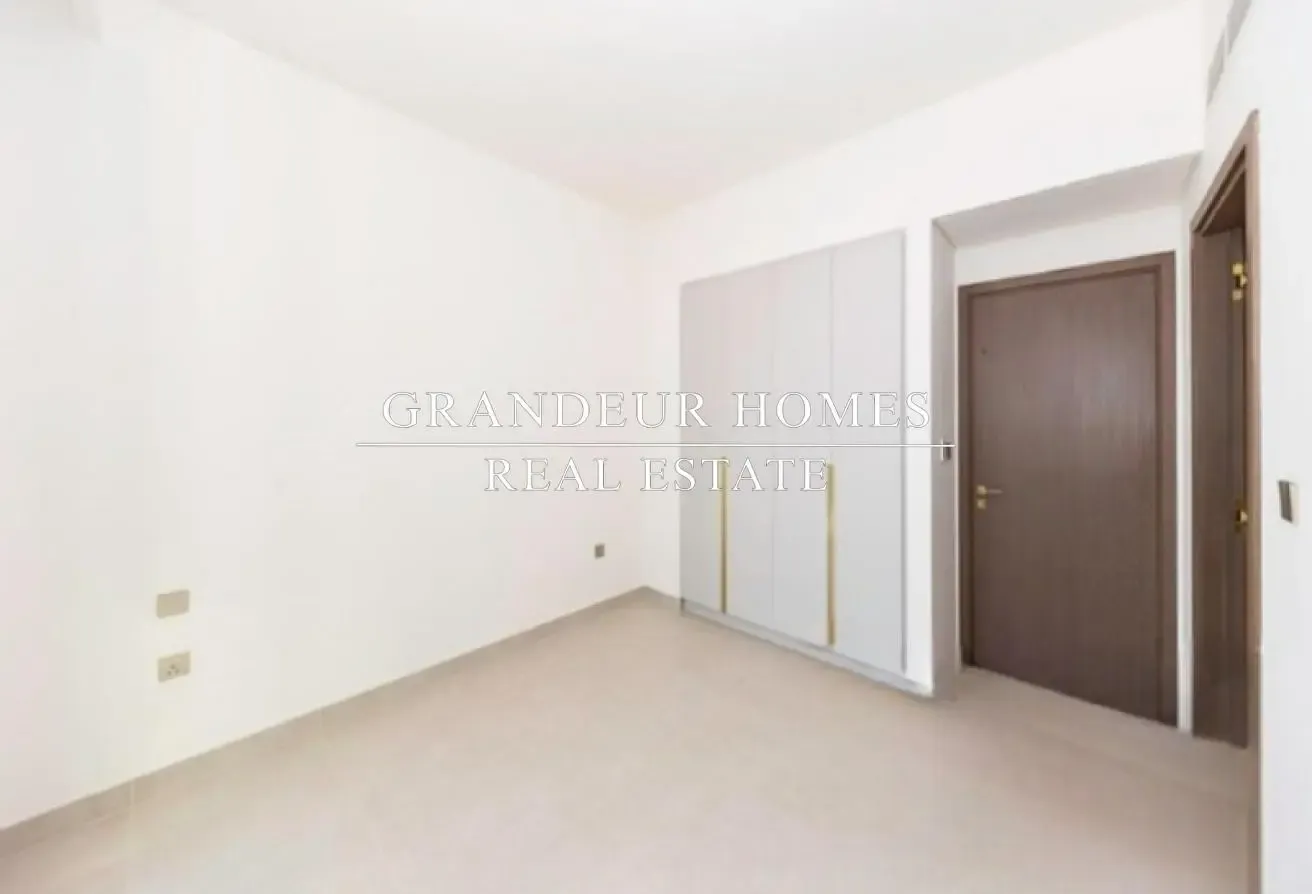 5BR Semi-Detached Villa | Vacant |Brand New