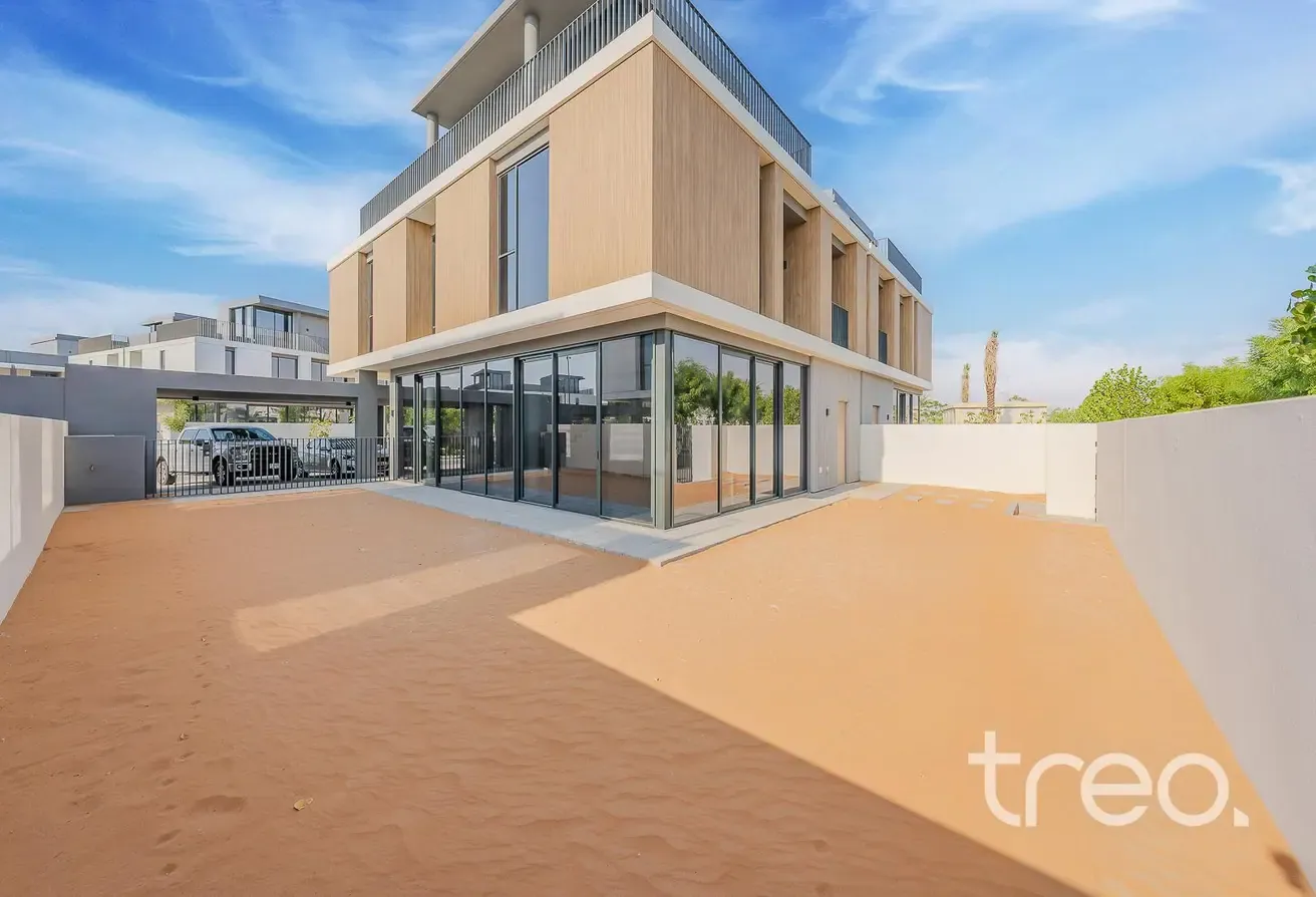 5 Bedroom Villa I Premium Location I JUNE