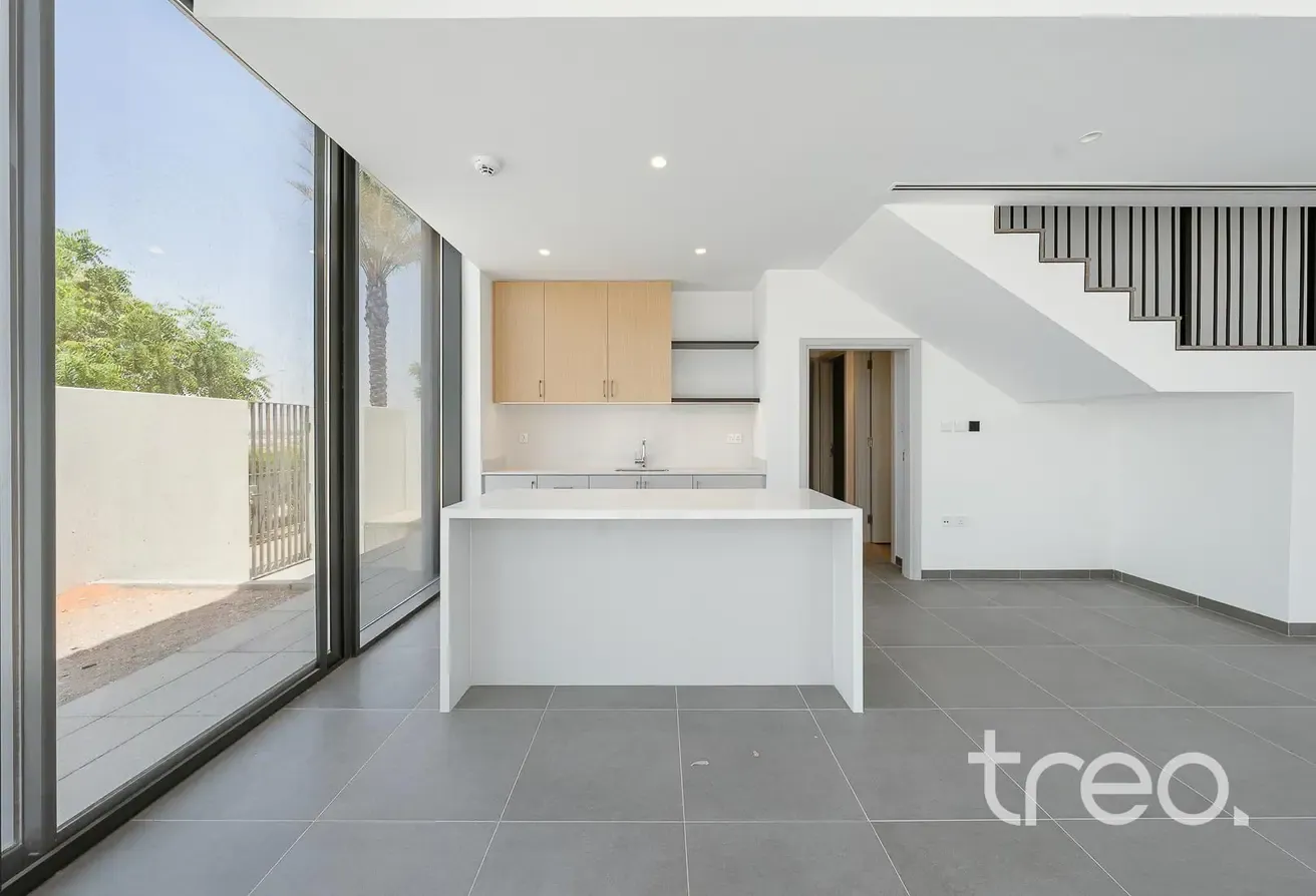 5 Bedroom Villa I Premium Location I JUNE