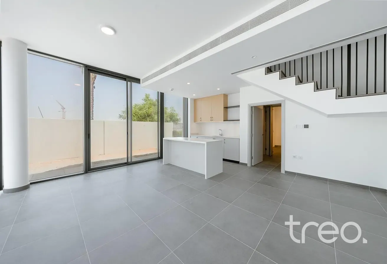 5 Bedroom Villa I Premium Location I JUNE
