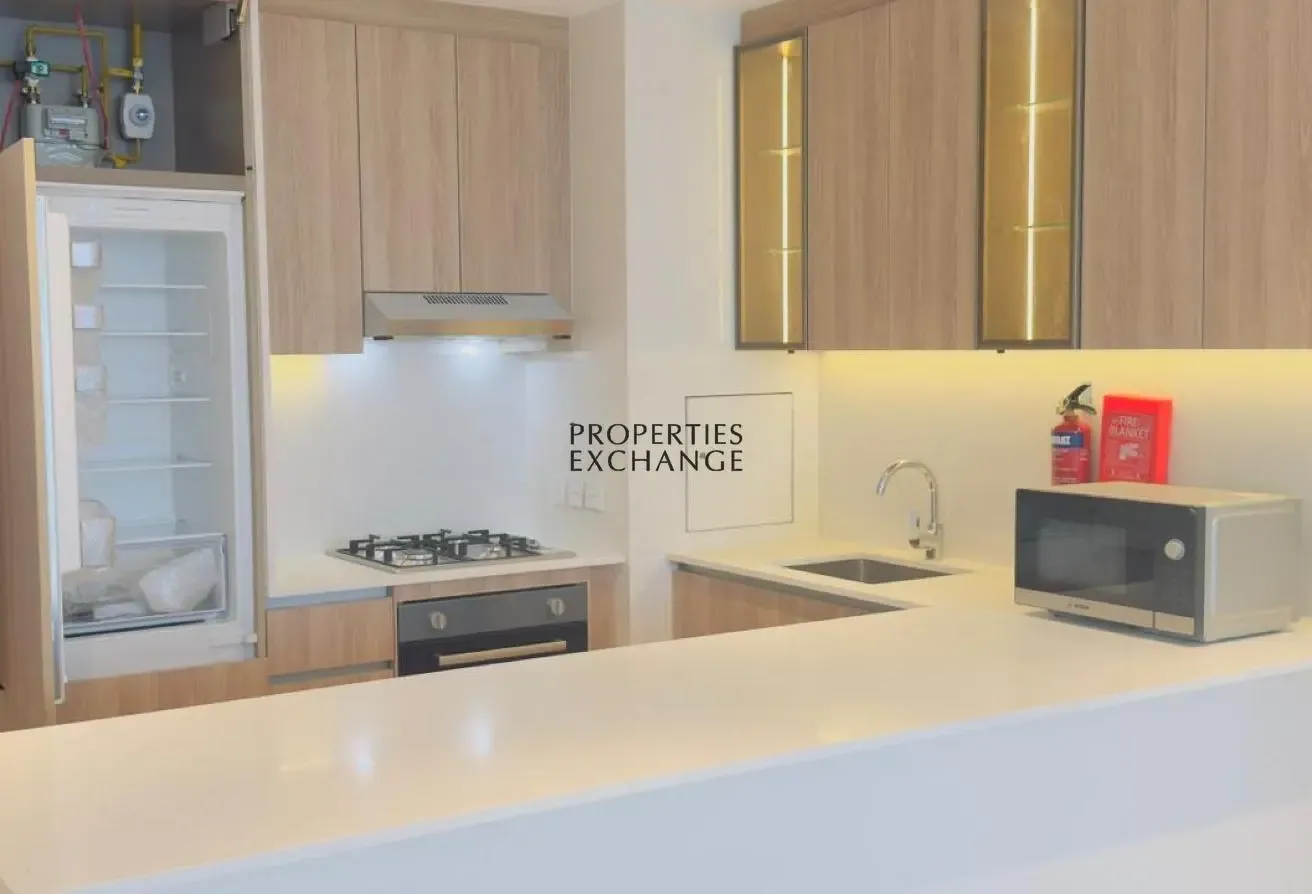 Waterfront Living |Spacious | Ready to Move in