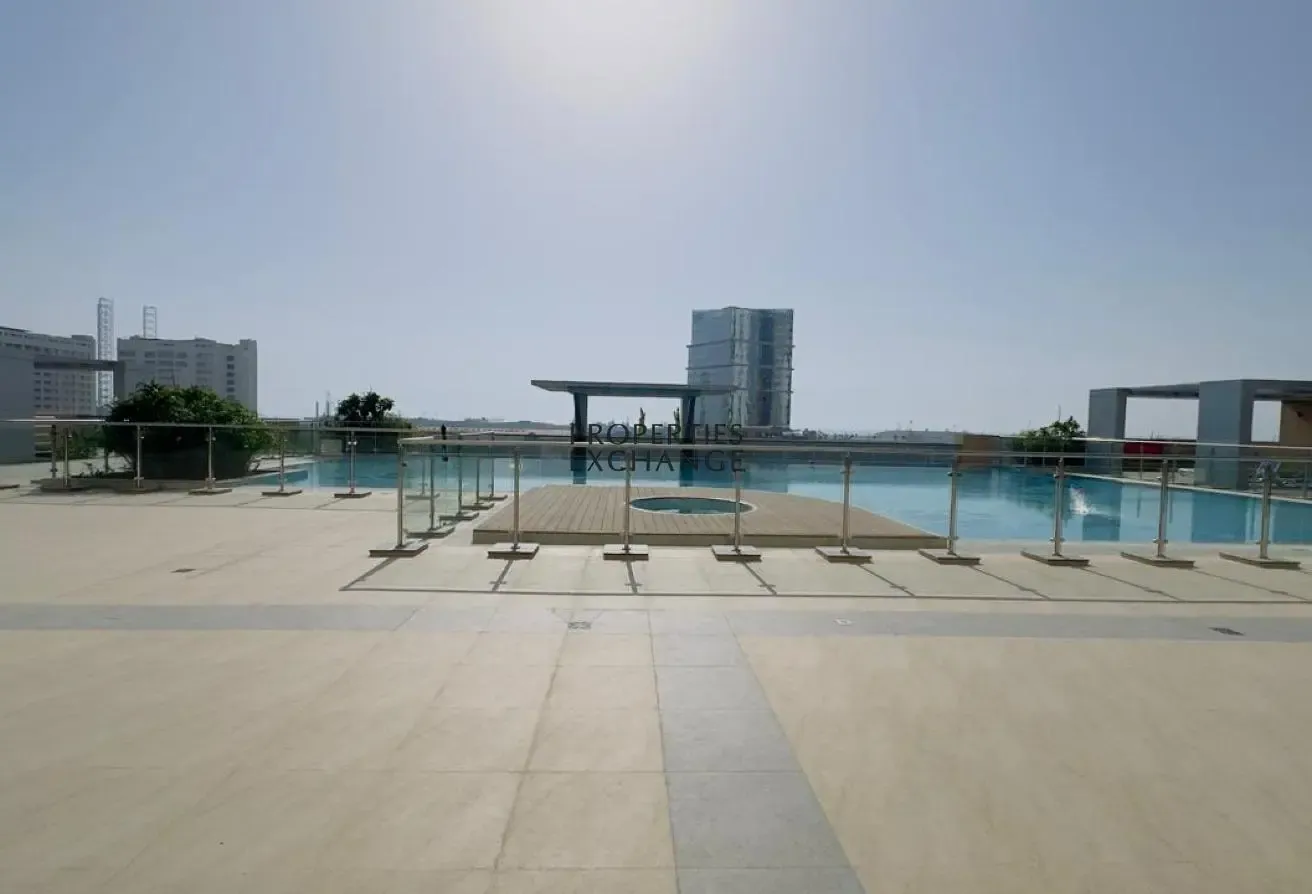 Waterfront Living |Spacious | Ready to Move in