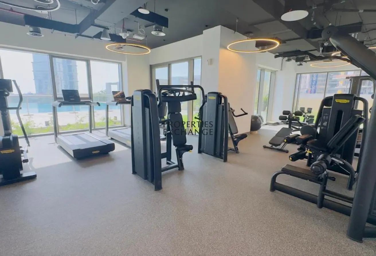 Waterfront Living |Spacious | Ready to Move in