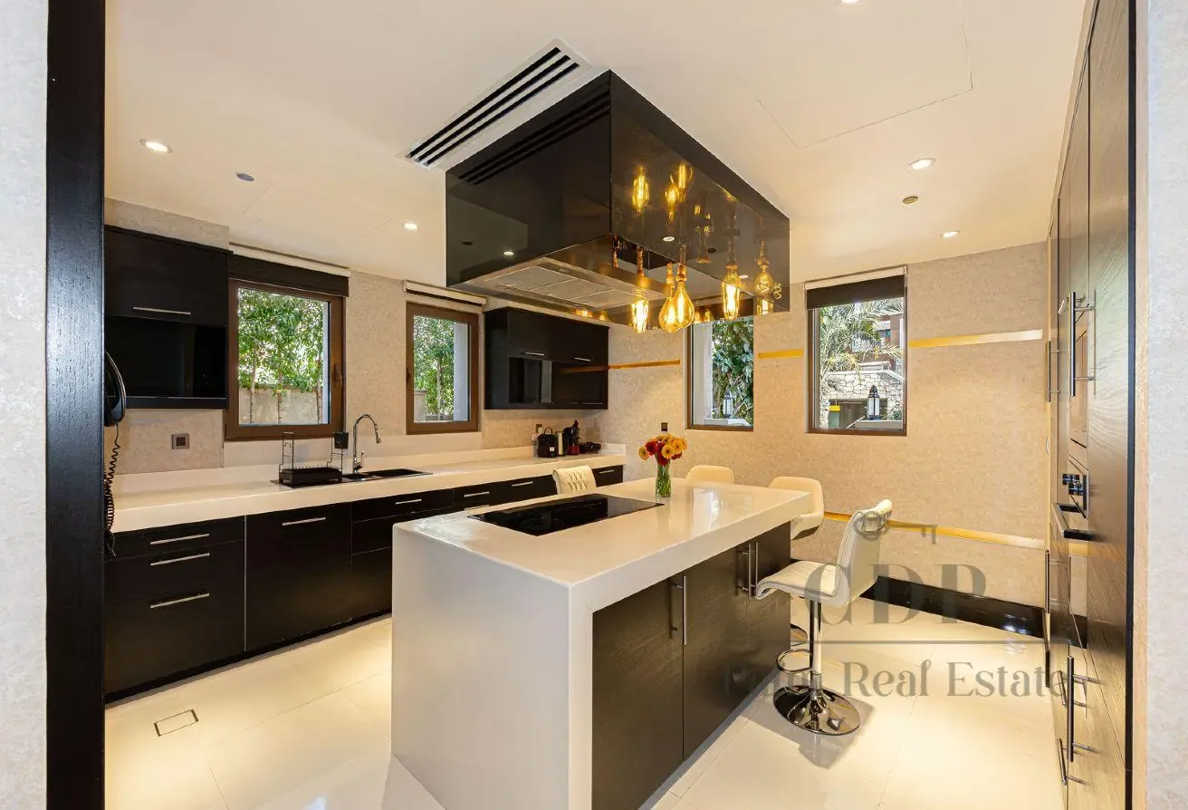 5BR Fully Upgraded With Pool + Garden I Sea View