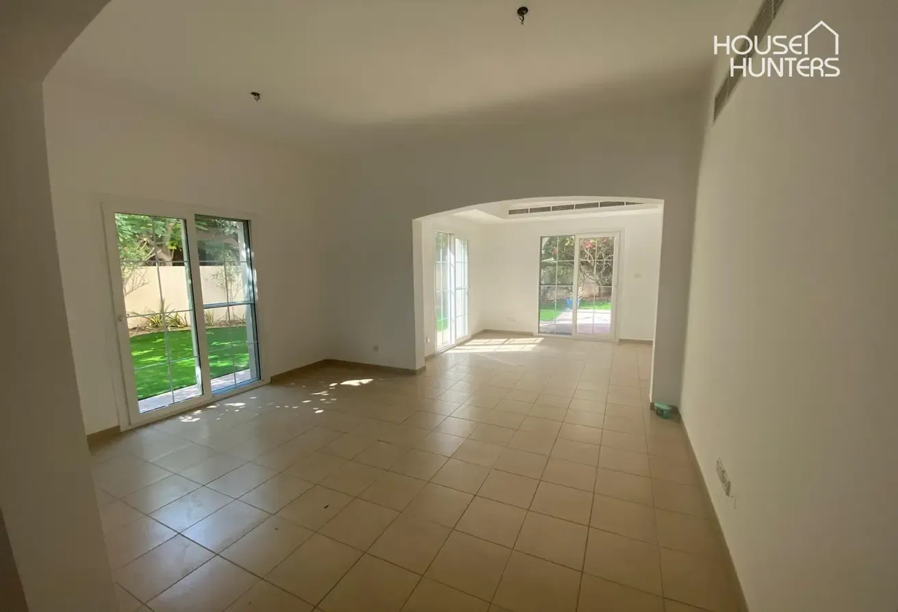 Beautiful Villa | Backing on pool and park | Maids