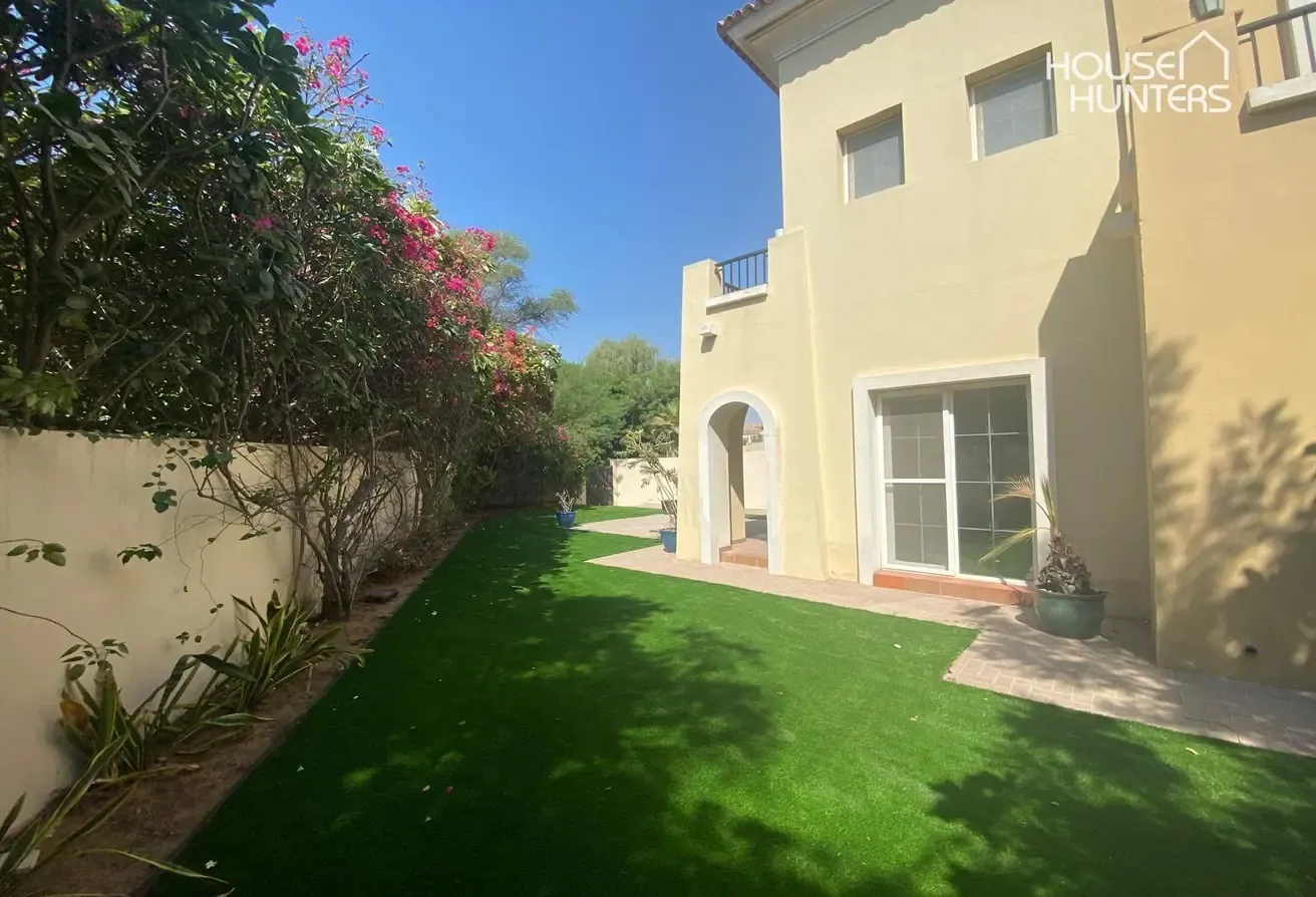 Beautiful Villa | Backing on pool and park | Maids