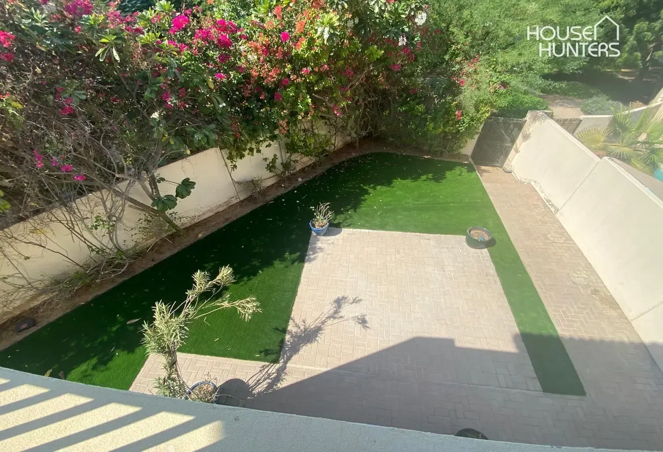 Beautiful Villa | Backing on pool and park | Maids
