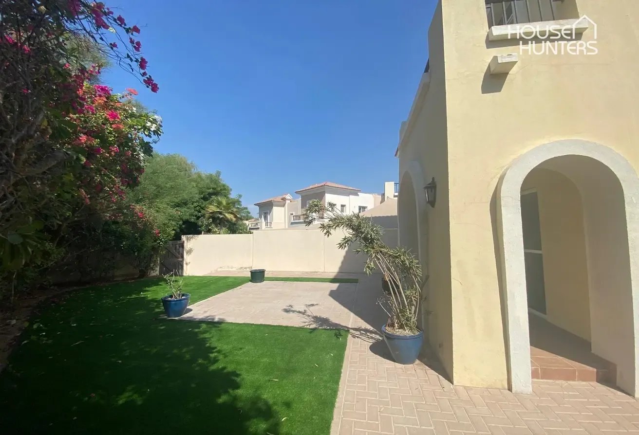 Beautiful Villa | Backing on pool and park | Maids