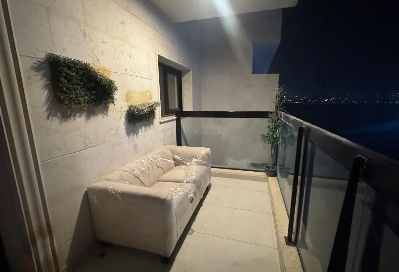 1 BR Apt Gate Village w Views