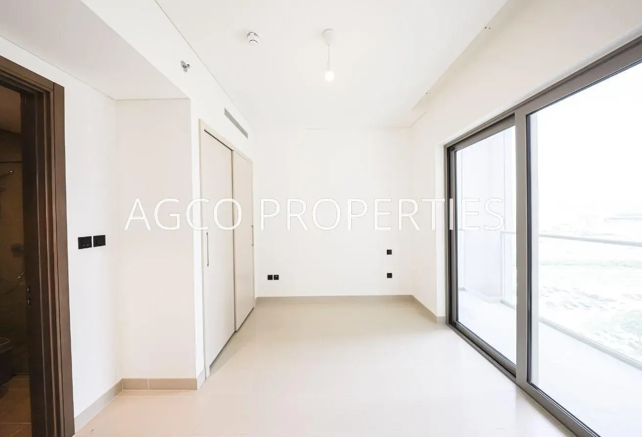 Vacant | Hartland View | Mid Floor