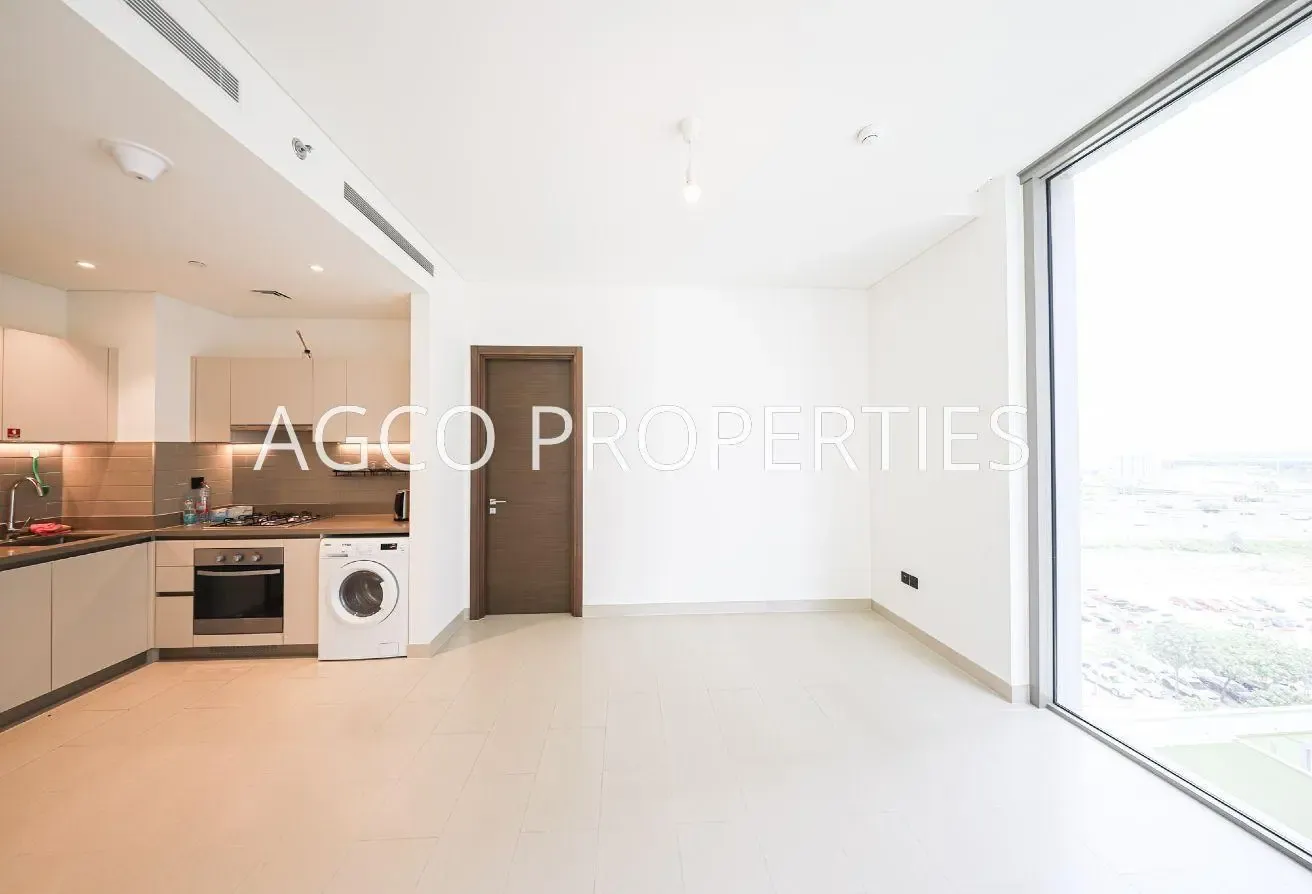 Vacant | Hartland View | Mid Floor