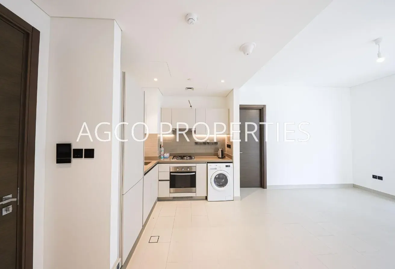 Vacant | Hartland View | Mid Floor