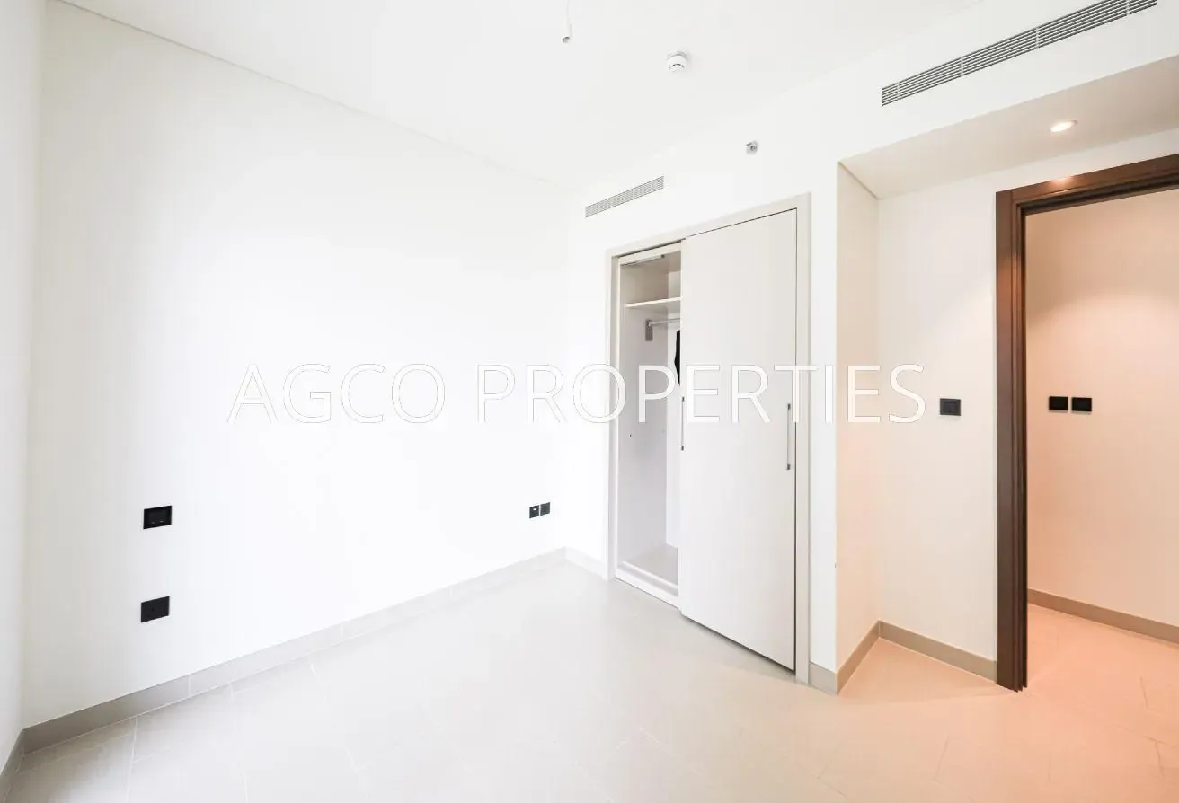 Vacant | Hartland View | Mid Floor