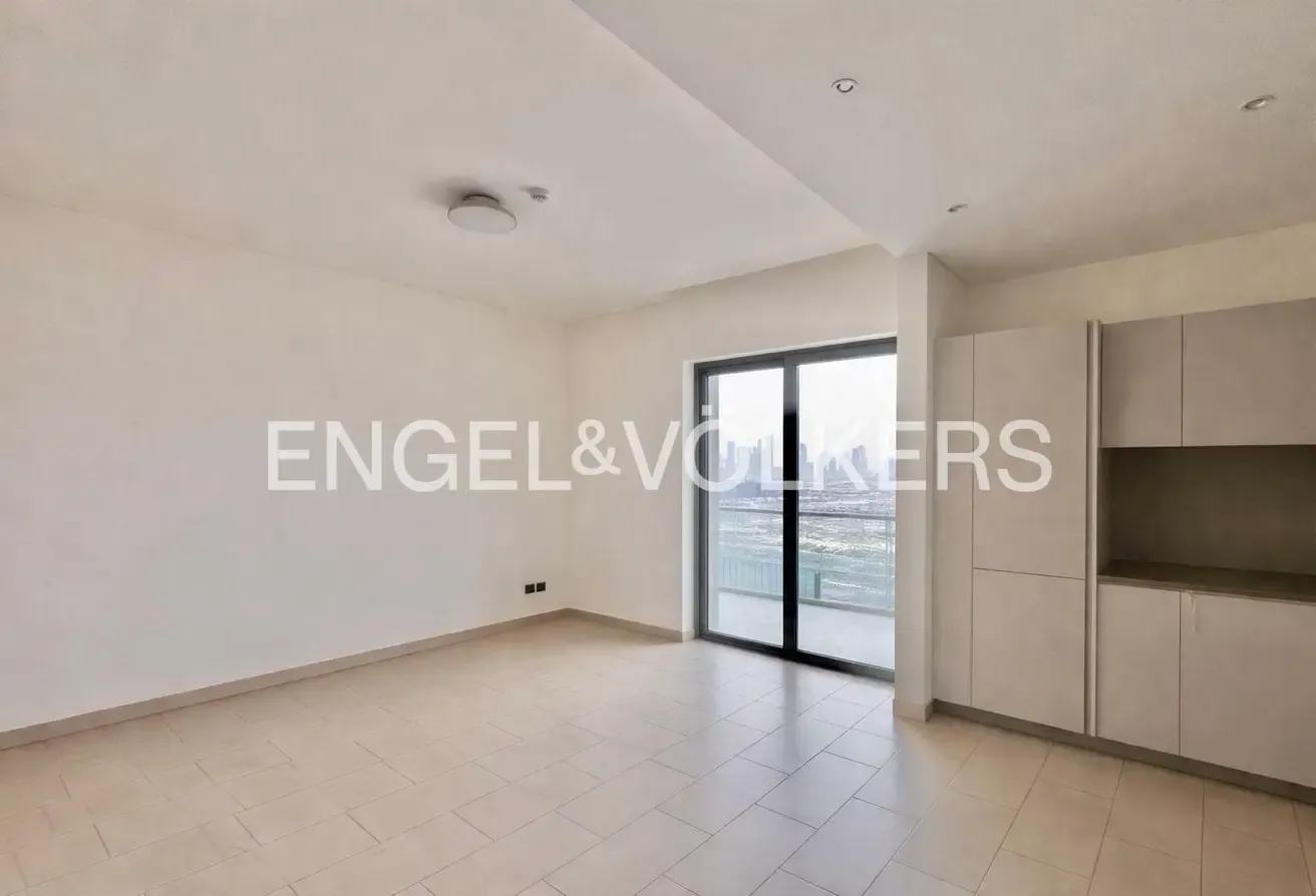 Luxury Apartment | Unfurnished | Prime Location