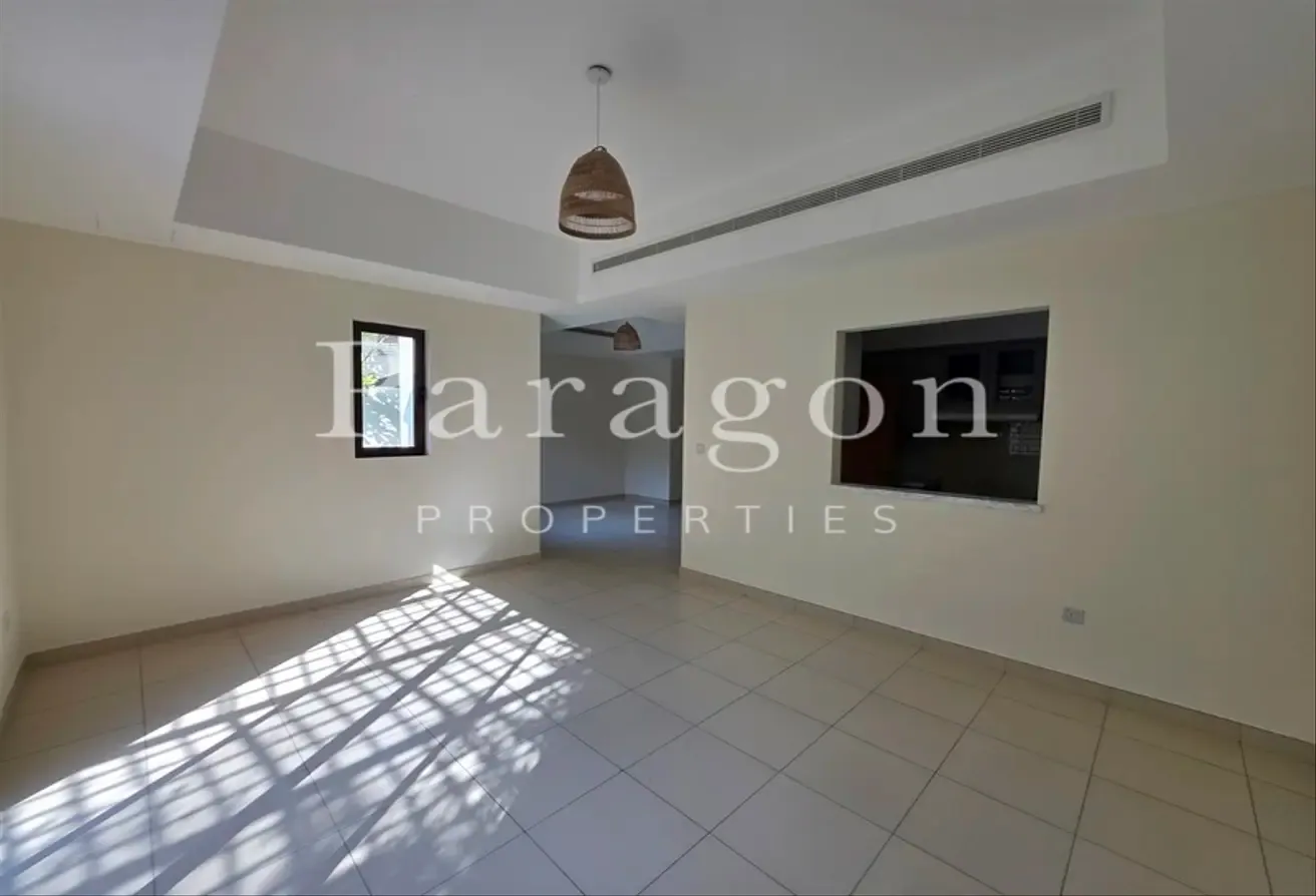 Corner Unit | Large Garden | Near Park and Pool