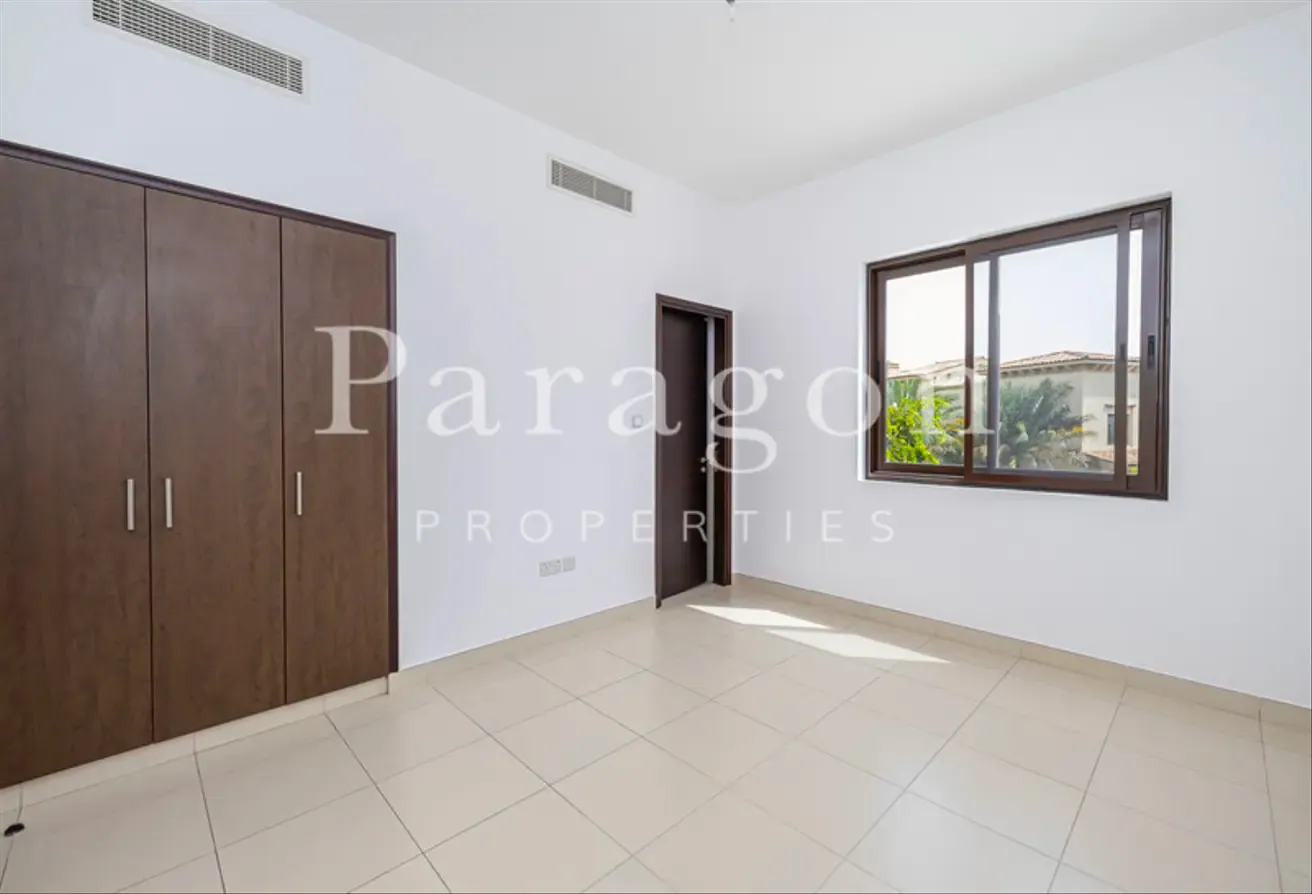 Corner Unit | Large Garden | Near Park and Pool