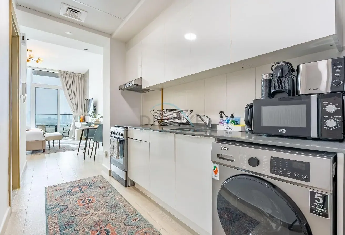 Sky-High Studio, Minutes Walk from Mall and Park